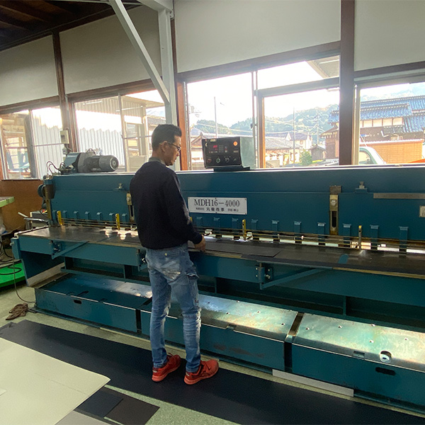 機械の前で作業