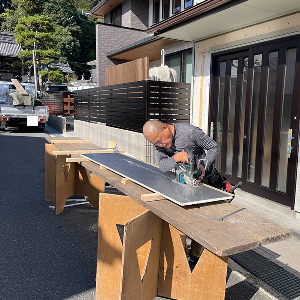 素材を加工する職人