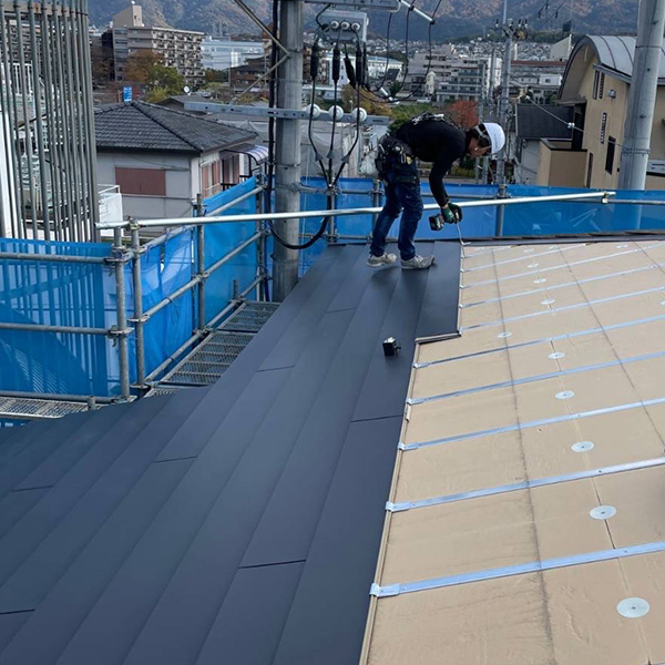 屋根で作業する職人