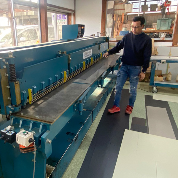 雨の中屋根の工事をしている職人